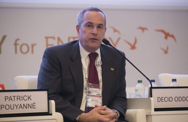 Patrick Pouyanne em terno escuro, falando em painel de evento.