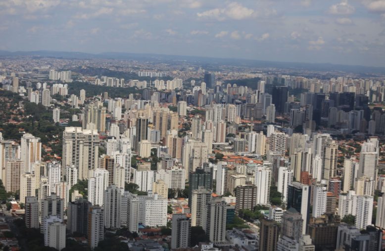 Vista aérea de imóveis em uma cidade (preços de aluguéis)