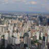 Vista aérea de imóveis em uma cidade (preços de aluguéis)