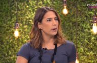 Mulher de cabelos castanhos fala em estúdio com parede verde e lâmpadas. Logo 'invest news'.