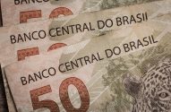 Notas de R$50 do Brasil em close-up, mostrando "Banco Central do Brasil" e a onça-pintada.