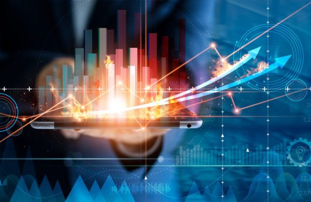 Mão segura tablet. Gráficos de barras, setas de crescimento e dados digitais em projeção luminosa.
