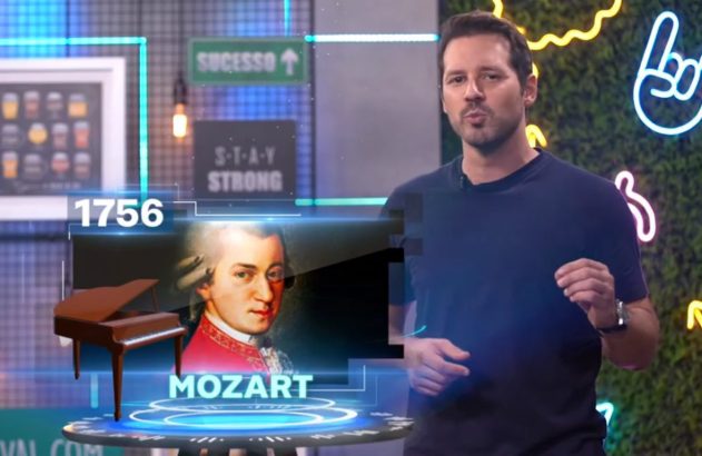 Homem em camiseta azul apresenta. À frente, imagem digital de Mozart, um piano e o ano 1756.