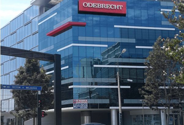 Edifício comercial moderno de vidro azul-espelhado com o letreiro vermelho 'Clarity'.