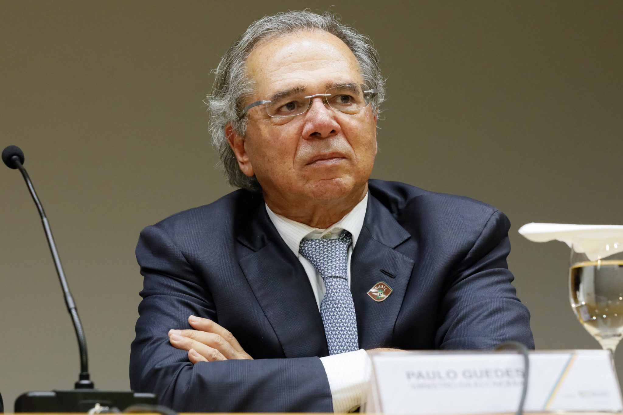 Paulo Guedes com os braços cruzados