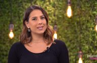Apresentadora sorrindo em blusa preta e microfone, contra parede de musgo verde iluminada por lâmpadas. Logo Invest News.
