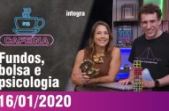 Duas pessoas sorrindo em um talk show, com título "CAFEÍNA: Fundos, bolsa e psicologia - 16/01/2020".