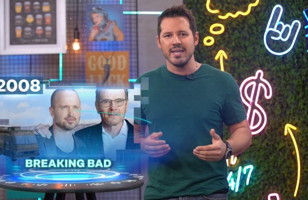 Homem de camisa verde gesticula à frente de projeção de "Breaking Bad" (2008). Fundo de estúdio com neons variados.