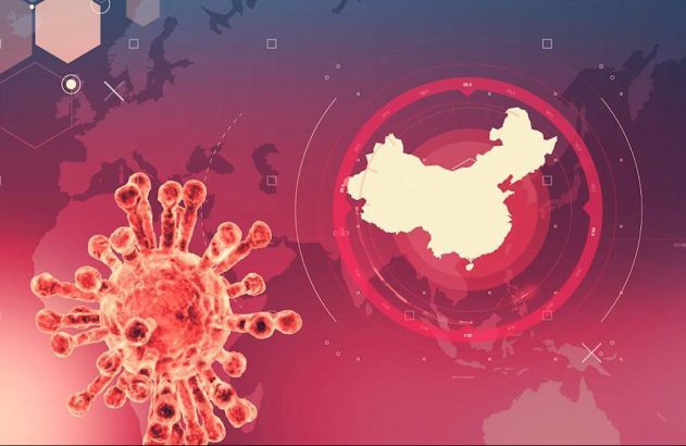Vírus vermelho em destaque, mapa da China ao fundo, com elementos gráficos digitais e um mapa-múndi.