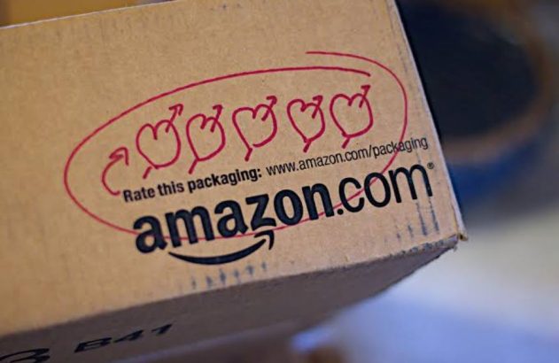 Caixa da Amazon com logo e sistema de avaliação de embalagem, representado por corações.