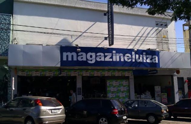 Fachada da loja Magazine Luiza com carros estacionados.