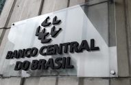 Imagem mostrando um vidro com a escrita "Banco Central do Brasil", ilustrando o tema "taxa selic"