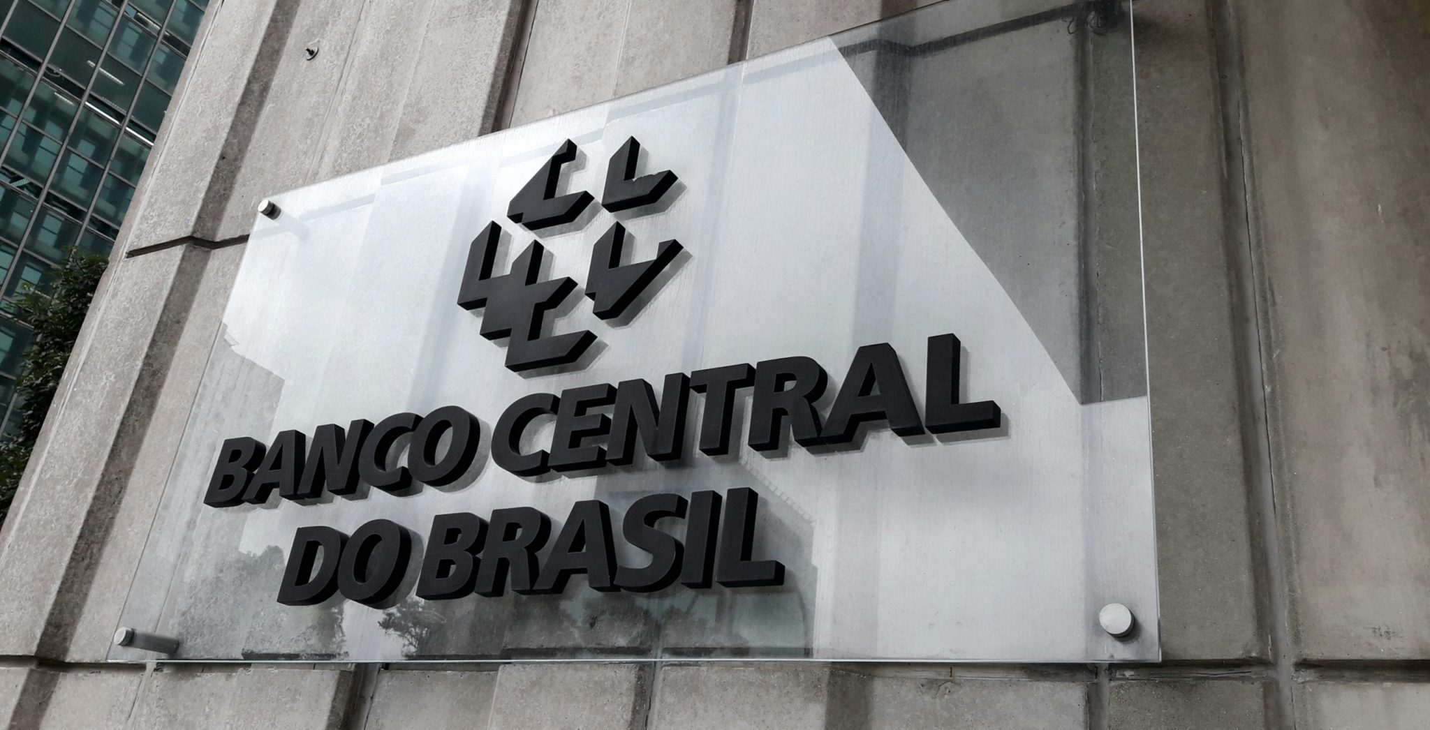 Imagem mostrando um vidro com a escrita "Banco Central do Brasil", ilustrando o tema "taxa selic"