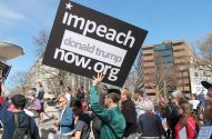 Pessoa segura cartaz preto: 'impeach donald trump now.org' com estrela, em protesto.