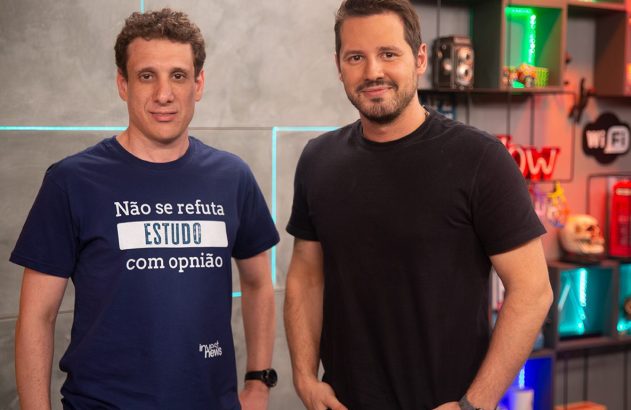 Dois homens em estúdio. Um com camiseta azul "Não se refuta ESTUDO com opinião", o outro de preto.