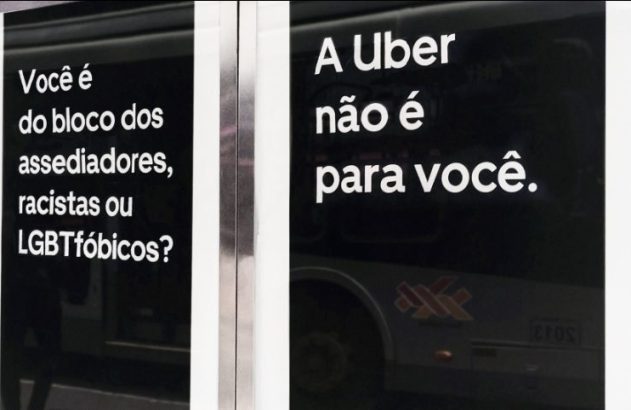 Outdoor publicitário da Uber em português, com texto "Você é do bloco dos assediadores, racistas ou LGBTfóbicos? A Uber não é para você."