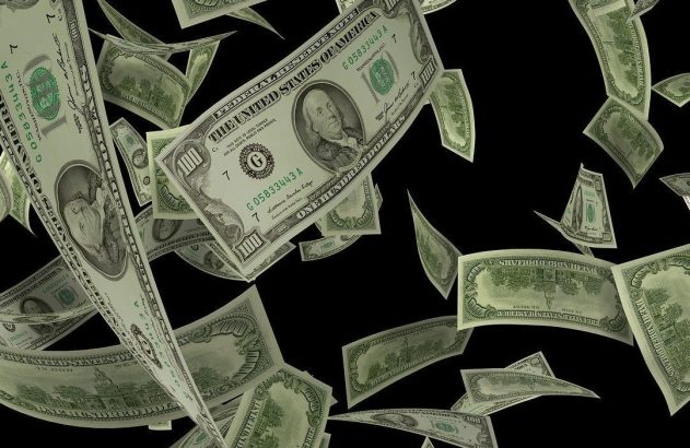 Cédulas de 100 dólares americanos caindo dispersas em um fundo preto.