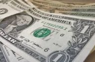 Close-up de notas de um dólar americano em um monte.