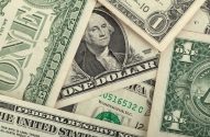 Um montão de notas de dólar americano, com George Washington em destaque.