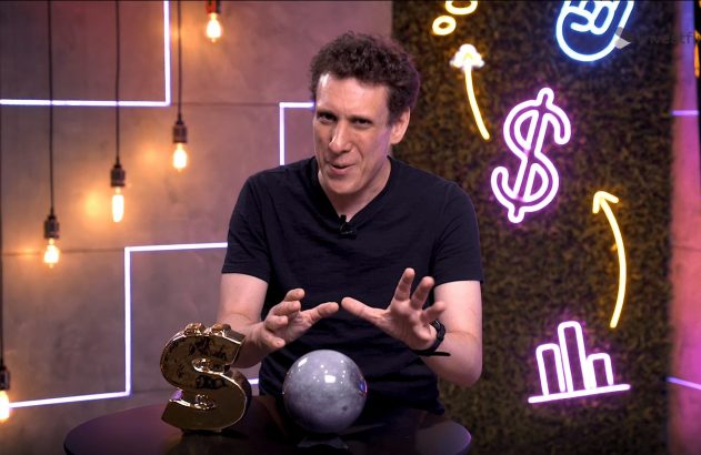 Homem gesticula à câmera em cenário com dólar dourado, esfera e neons de finanças e crescimento.