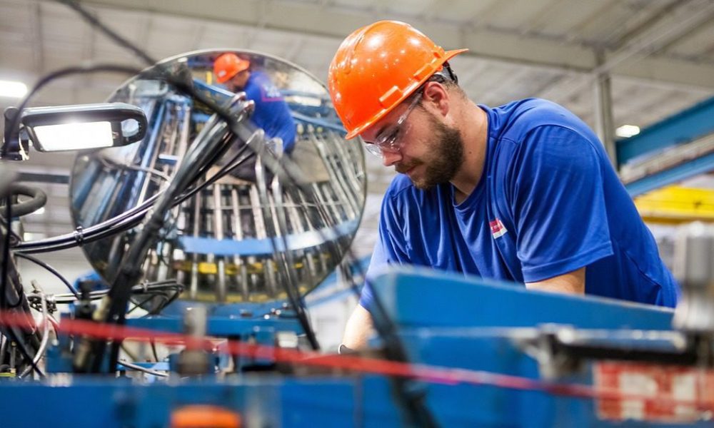 Produção industrial cai 2,4% em março, diz IBGE