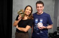 Duas pessoas sorridentes. Mulher segura cifrão, homem segura cofrinho e veste camiseta "invest news".