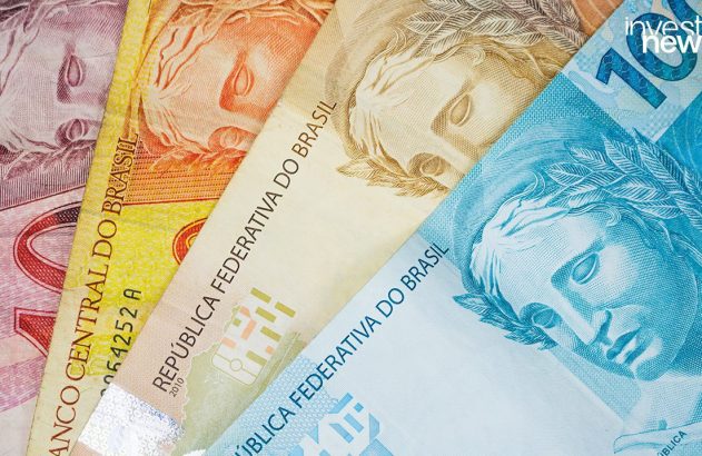 Notas de real brasileiras de diferentes valores dispostas em leque.