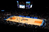 Jogo de basquete no Madison Square Garden. Placar: Knicks 57, Jazz 43. Jogador caído na quadra.