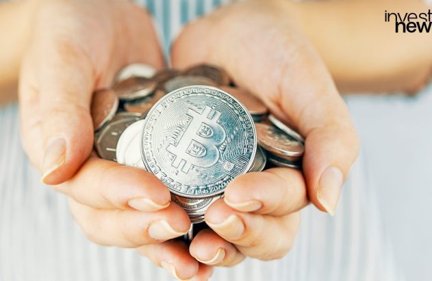 Mãos em concha segurando várias moedas.