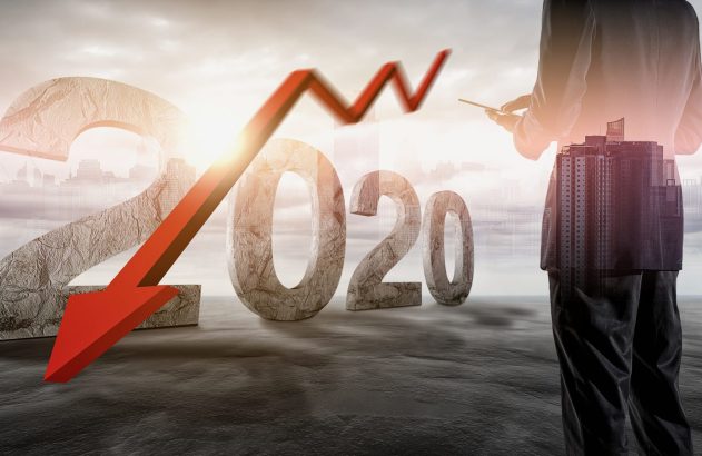 2020 em números de pedra, com seta vermelha de gráfico em declínio acentuado. Empresário observa paisagem urbana.