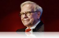 Warren Buffett sorrindo, usando óculos e terno com gravata vermelha, em fundo vermelho escuro com reflexo abaixo.