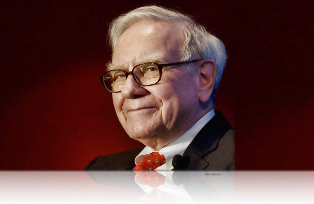Warren Buffett sorrindo, usando óculos e terno com gravata vermelha, em fundo vermelho escuro com reflexo abaixo.