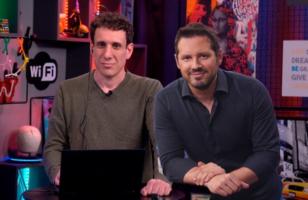 Homem e mulher com expressões pensativas e mãos no rosto, apoiados em parede cinza.