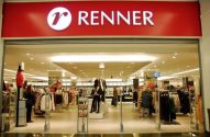 Loja Renner: Entrada com letreiro vermelho e clientes no interior.