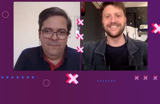 Tela dividida mostra dois homens em videoconferência. Um sorri, o outro tem expressão neutra. Fundo roxo com gráficos.