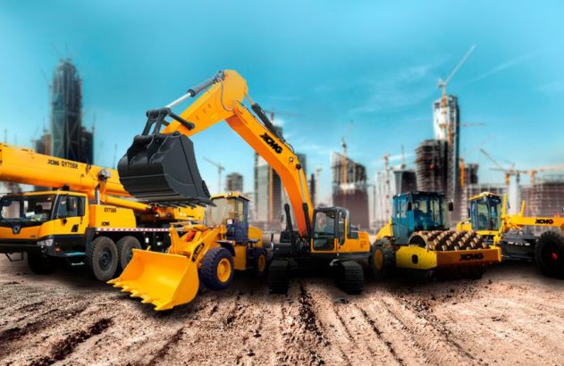 Máquinas de construção (guindaste, escavadeira, pá carregadeira, rolo, motoniveladora) em canteiro de obras.