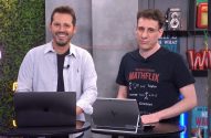 Dois apresentadores, um com camiseta "MATHFLIX", posam em estúdio com laptops.