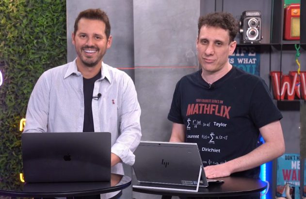Dois apresentadores, um com camiseta "MATHFLIX", posam em estúdio com laptops.