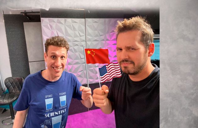 Dois homens em estúdio posam com bandeiras da China e dos EUA.