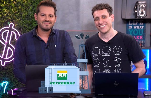 Dois homens sorrindo em estúdio com gráficos da Petrobras (tanque, torre de petróleo) e laptops.