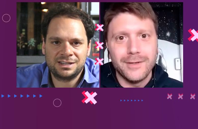 Dois homens sorrindo em videochamada, em tela dividida com gráficos roxos.