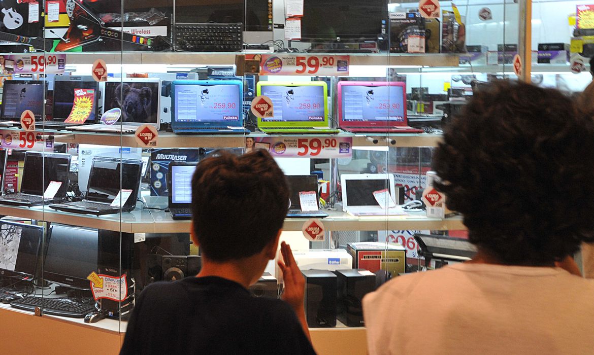 Consumidores observam produtos em loja (Foto: Marcello Casal Jr/Agência Brasil)