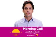 Homem de camisa azul. Banner "Morning Call Real Fertility Centre" com logo de sol/onda.