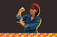 Paula Reis fazendo o gesto "We can do it" com um fundo preto