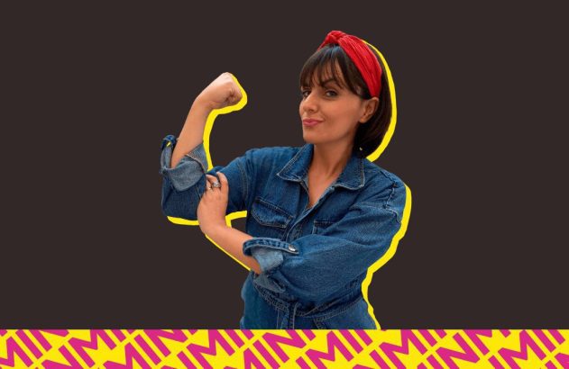 Paula Reis fazendo o gesto "We can do it" com um fundo preto