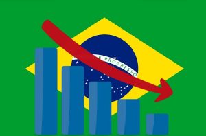 Gráfico de barras em declínio e seta vermelha para baixo sobre a bandeira do Brasil.
