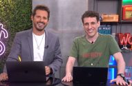 Dois homens sorrindo em estúdio, cada um com um laptop à frente.