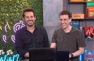Dois homens sorridentes com laptops em um estúdio.