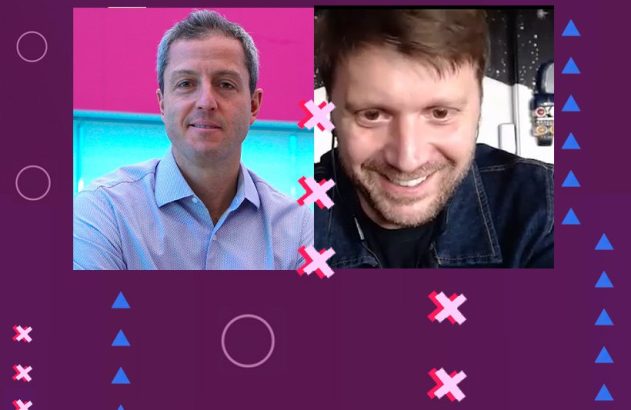 Dois homens sorrindo em videochamada. Fundo roxo com círculos, triângulos e Xs decorativos.