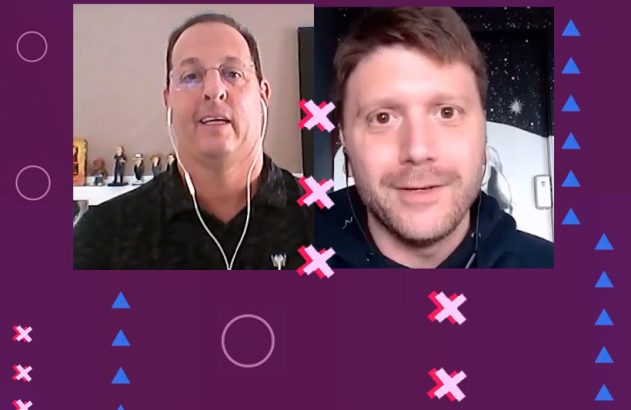 Dois homens em videochamada em tela dividida, com fundo roxo e formas geométricas.